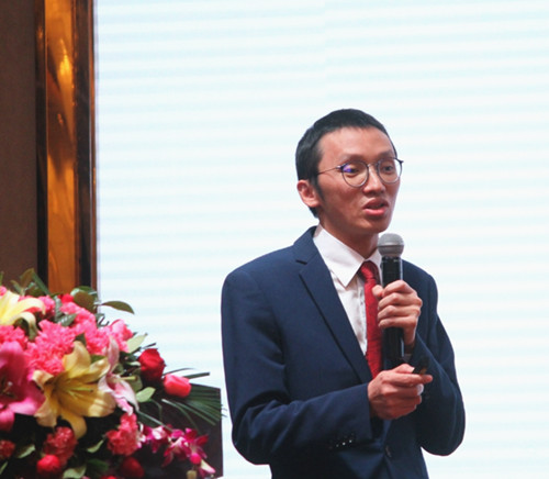 圖2.0-新中源陶瓷營(yíng)銷總經(jīng)理陳勤顯_副本.jpg