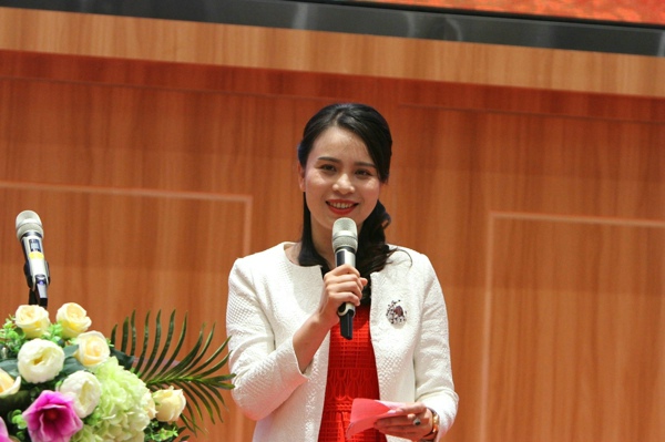 瓷海國(guó)際•陶瓷交易中心副總經(jīng)理林瑩主持.jpg